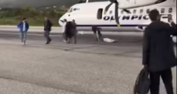 Μυτιλήνη: Η στιγμή που οι επιβάτες του αεροπλάνου κατεβαίνουν στο αεροδρόμιο μετά τον συναγερμό για φωτιά – Βίντεο ντοκουμέντο