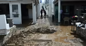 Κακοκαιρία: Βυθισμένη στις λάσπες παραμένει η Πάρος – Τεράστιες οι ζημιές στα κτίρια και αναποδογυρισμένα αυτοκίνητα παντού
