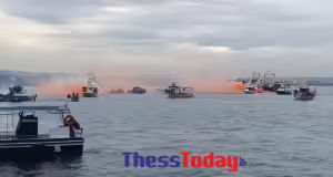 Ψαράδες στον Θερμαϊκό διαμαρτύρονται με καπνογόνα και φωτοβολίδες χειρός