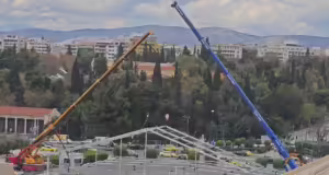 Καλλιμάρμαρο: «Ξηλώνεται» η τεράστια κατασκευή της Coca Cola μπροστά από το Παναθηναϊκό στάδιο