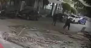 Βίντεο ντοκουμέντο από τη σύλληψη δύο ανδρών στο Μπουρνάζι – Εβγαλαν όπλο και σημάδευαν αστυνομικούς