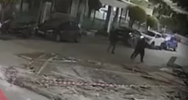 Βίντεο ντοκουμέντο από τη σύλληψη δύο ανδρών στο Μπουρνάζι – Εβγαλαν όπλο και σημάδευαν αστυνομικούς