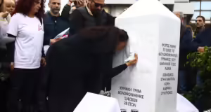 Κυριακή Γρίβα: Η στιγμή που η μητέρα της τραγουδά το «Τακούνια για καρφιά» μπροστά από το μνημείο της κόρης της