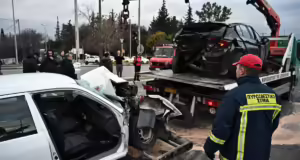 Έρευνα για τα τροχαία: Σχεδόν οι μισοί Έλληνες παραδέχονται ότι οδηγούν με το ένα χέρι στο κινητό και το άλλο στο τιμόνι