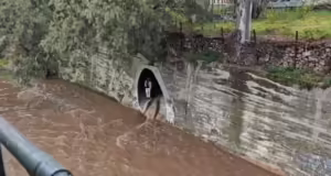 Εγκλωβισμένα δυο άτομα στο ρέμα Προμπονά στα Πατήσια λόγω της ισχυρής βροχόπτωσης