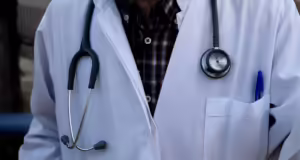 Θεσσαλονίκη: Αναβλήθηκε η δίκη του γιατρού που κατηγορείται για «φακελάκι» – «Θέλει να βροντοφωνάξει ότι είναι αθώος»