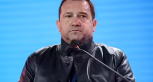 Νίκος Πλακιάς κατά Κώστα Λακαφώση: «Ο “εθνικός μας πραγματογνώμονας” δεν άσκησε ποτέ το επάγγελμα του μηχανικού»