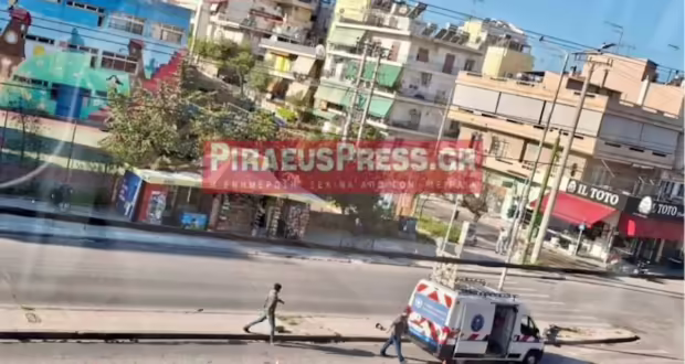 Τροχαίο στο Κερατσίνι: Αυτοκίνητο «καρφώθηκε» σε φανάρι – Απεγκλωβίστηκε με τραύματα ο οδηγός