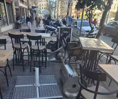 Θεσσαλονίκη: Ομπρέλα καταστήματος χτύπησε στο κεφάλι ηλικιωμένη γυναίκα εξαιτίας των ισχυρών ανέμων