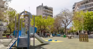 Θεσσαλονίκη: Παραδόθηκε προς χρήση η ανακαινισμένη παιδική χαρά στην αναμορφωμένη πλατεία Καούδη