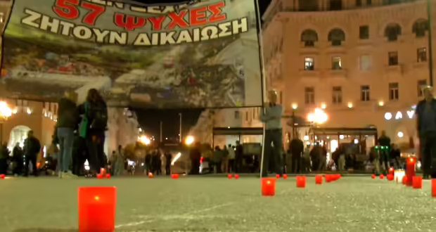 Θεσσαλονίκη: 57 κεριά άναψαν στην πλατεία Αριστοτέλους για τα θύματα της τραγωδίας των Τεμπών