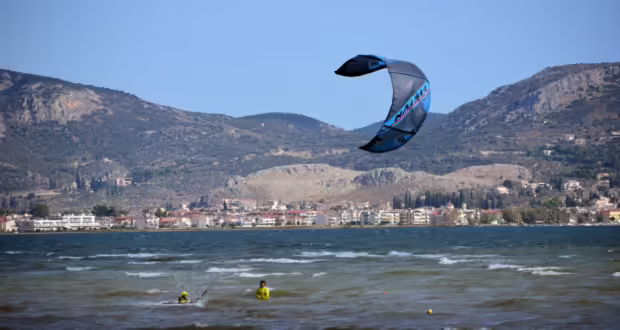 Αρτέμιδα: Επιχείρηση διάσωσης kite surfer από το Πολεμικό Ναυτικό – Παρασύρθηκε από τους ισχυρούς ανέμους