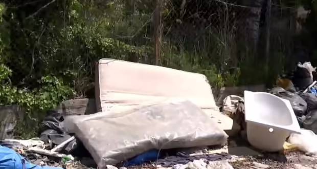Χαλκιδική: Μπαζότοποι παντού στη Νέα Προποντίδα – Μπανιέρες, στρώματα και μπάζα δίπλα στις παραλίες