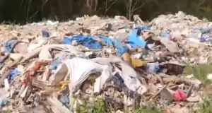 Μενίδι: Λόφοι απορριμμάτων από το Τζάνειο στην κοίτη του Κηφισού – Συγκλονιστικές εικόνες