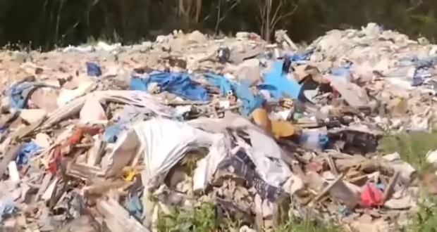 Μενίδι: Λόφοι απορριμμάτων από το Τζάνειο στην κοίτη του Κηφισού – Συγκλονιστικές εικόνες
