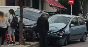 Τροχαίο στην Αγία Βαρβάρα: Αυτοκίνητα καβάλησαν πεζοδρόμιο έξω από παιδικό σταθμό – Στο νοσοκομείο 11χρονος