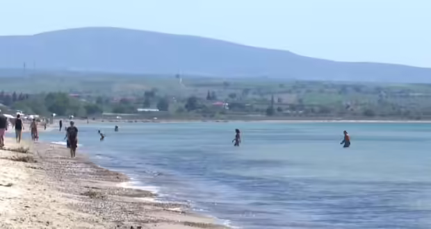 Πρωτομαγιά με βουτιές- «Βούλιαξαν» οι παραλίες σε Θεσσαλονίκη και Χαλκιδική