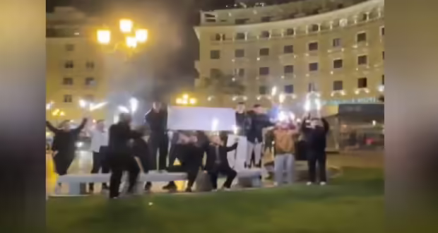 Θεσσαλονίκη: Της έκανε πρόταση γάμου με πανό και πυρσούς στην πλατεία Αριστοτέλους (βίντεο)