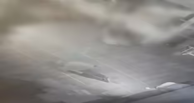 Θεσσαλονίκη: Διαρρήκτης εισβάλλει σε κατάστημα μπουσουλώντας και η κάμερα τον καταγράφει (βίντεο)