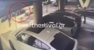 Θεσσαλονίκη: Χτύπησαν τον 36χρονο γιατρό μπροστά στον γιο του για ένα κόκκινο φανάρι – Η στιγμή του ξυλοδαρμού