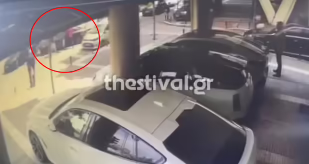 Θεσσαλονίκη: Χτύπησαν τον 36χρονο γιατρό μπροστά στον γιο του για ένα κόκκινο φανάρι – Η στιγμή του ξυλοδαρμού