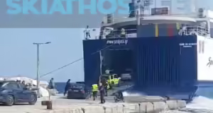 Αλόννησος: Βίντεο από τη στιγμή που κάβος πλοίου σπάει την ώρα που επιβιβάζονταν αυτοκίνητα