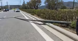 Κερατέα: Σάπια κολώνα έπεσε στη Λεωφόρο Λαυρίου