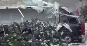 «Γύρισε η νταλίκα γιατί δεν είχα λάστιχα», λέει ο οδηγός του φορτηγού για την ανατροπή του οχήματος στον Σκαραμαγκά