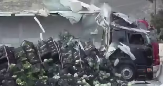 «Γύρισε η νταλίκα γιατί δεν είχα λάστιχα», λέει ο οδηγός του φορτηγού για την ανατροπή του οχήματος στον Σκαραμαγκά
