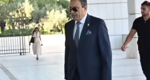 Σπαρτιάτες: Άρχισε η δίκη για την εξαπάτηση εκλογέων – Τα «γυρίζει» ο Στίγκας