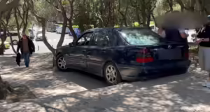Αυτοκίνητο «κόλλησε» στα σκαλιά έξω από το Ηρώδειο – Ο ηλικιωμένος οδηγός πήρε λάθος στροφή