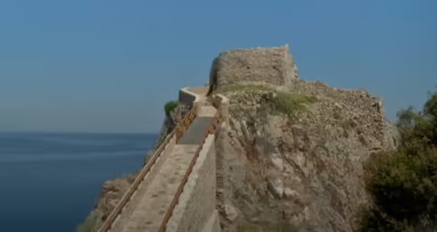 Μεσαιωνικό Κάστρο Σκιάθου: Εκεί όπου το φυσικό τοπίο συναντά το αποτύπωμα της ιστορίας