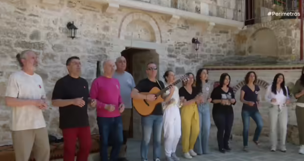 Δημήτρης Υφαντής: Ο Ηπειρώτης μουσικός που έκανε δύναμη την απώλεια όρασης τραγουδάει για τα παιδιά της Φλόγας και της Μονής Δουραχάνης