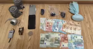 Αττική: Χειροπέδες σε 4 για διακίνηση ναρκωτικών – Το «λερωμένο» ποινικό μητρώο και η κατηγορία για απόπειρα ανθρωποκτονίας