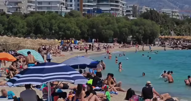 Καιρός: «Βούλιαξαν» από κόσμο οι παραλίες της Αττικής – Οδεύει προς τους 30 βαθμούς Κελσίου ο υδράργυρος