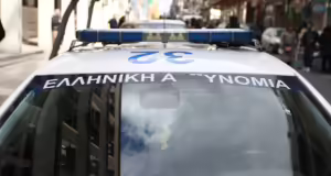 Γυναίκα σε αμόκ προκάλεσε ζημιές σε αυτοκίνητα και επιτέθηκε σε αστυνομικούς στο Ηράκλειο