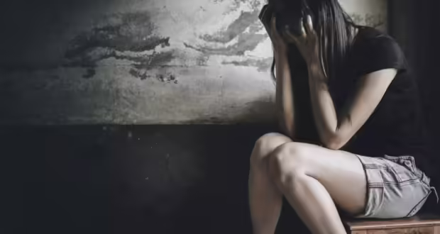 39χρονη καταγγέλλει τον ομαδικό βιασμό της από τρεις άνδρες – «Με έσπασαν στο ξύλο, έχω χρόνια βλάβη στο σώμα»
