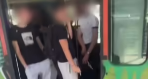 Καταγγελία για επίθεση σε βάρος queer ατόμου στον σταθμό του ΗΣΑΠ στην Αττική – Του πετούσαν αναμμένα τσιγάρα