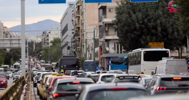 Τροχαίο στη Λεωφόρο Συγγρού: Τραυματίστηκε οδηγός μηχανής