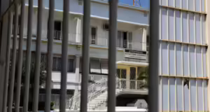 Κορυδαλλός: 19χρονος προσπάθησε να δώσει 4 κινητά σε κρατούμενο φυλακών – Τα είχε κρύψει στο παπούτσι του