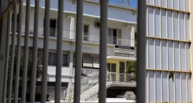 Κορυδαλλός: 19χρονος προσπάθησε να δώσει 4 κινητά σε κρατούμενο φυλακών – Τα είχε κρύψει στο παπούτσι του