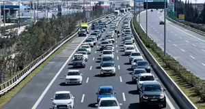 Κίνηση στους δρόμους: Καραμπόλα με τρία οχήματα στην Αθηνών Κορίνθου – Προβλήματα στην κυκλοφορία