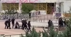 Σοκαριστικό βίντεο από τη στιγμή του άγριου ξυλοδαρμού στην Πολυτεχνειούπολη – Κουκουλοφόροι χτυπούν άνδρα με λοστούς