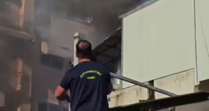 Γκάζι: Φωτιά σε συγκρότημα καταστημάτων εστίασης – Ξεκίνησε από το σύστημα εξαερισμού