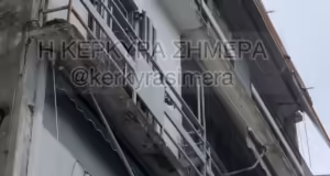 Κέρκυρα: Ξεκόλλησαν σοβάδες από μπαλκόνι και έπεσαν πάνω σε αυτοκίνητο