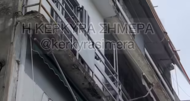 Κέρκυρα: Ξεκόλλησαν σοβάδες από μπαλκόνι και έπεσαν πάνω σε αυτοκίνητο