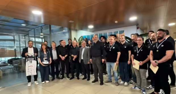 Βραβεύτηκε από τον δήμαρχο Θεσσαλονίκης η ομάδα μπάσκετ του ΠΑΟΚ- «Την επόμενη φορά φέρτε μας το κύπελλο»