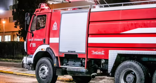 Υπό έλεγχο η φωτιά σε επιχείρηση ξυλείας στη Μάνδρα