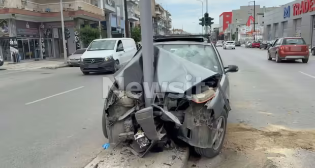 Τροχαίο ατύχημα στη Θεσσαλονίκη: Αυτοκίνητο έπεσε πάνω σε κολώνα – 5 τραυματίες, ο ένας διασωληνωμένος