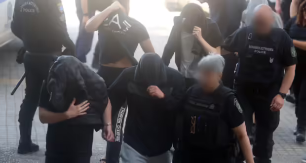 Θεσσαλονίκη: Στα δικαστήρια οι ανήλικοι συλληφθέντες της “Εθνικιστικής Νεολαίας”